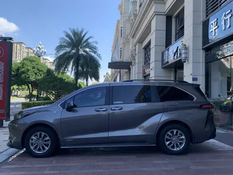 2021 Toyota Sienna с пробегом 81 000 км