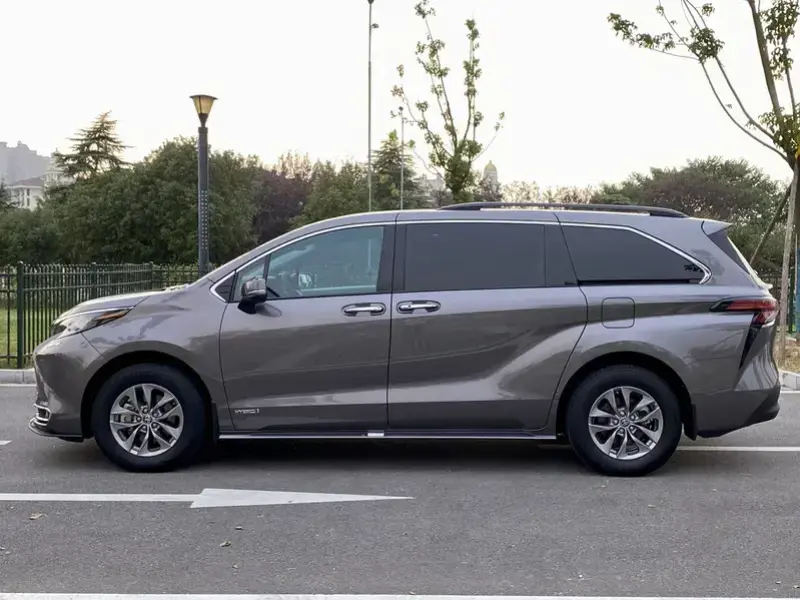 2021 Toyota Sienna с пробегом 75 000 км