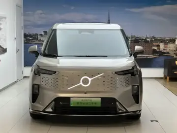 2025 Volvo EM90 с пробегом 5 000 км