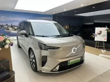 2025 Volvo EM90 с пробегом 5 000 км