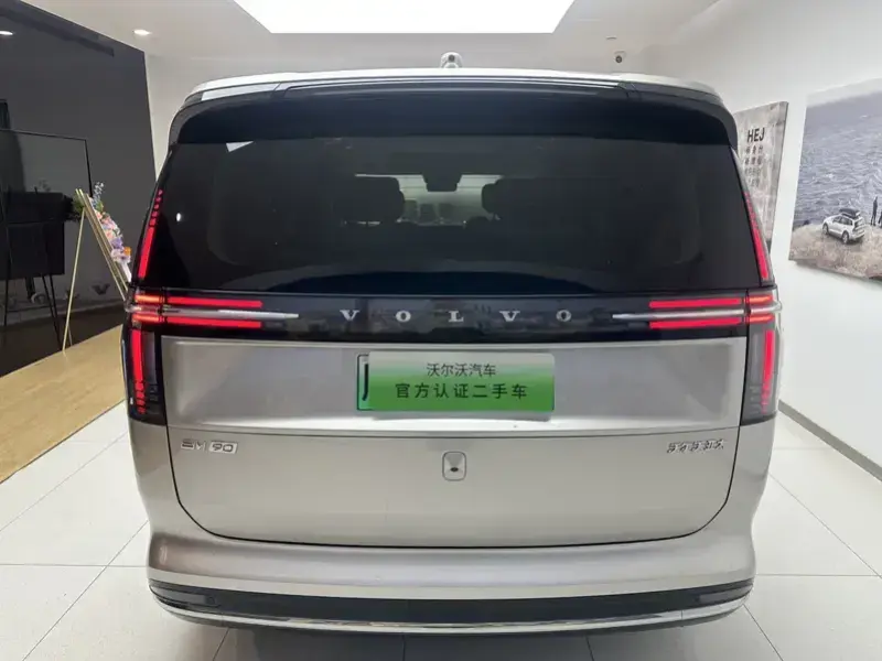 2025 Volvo EM90 с пробегом 5 000 км