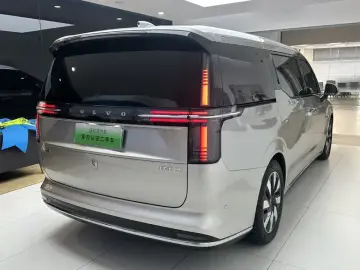 2025 Volvo EM90 с пробегом 5 000 км
