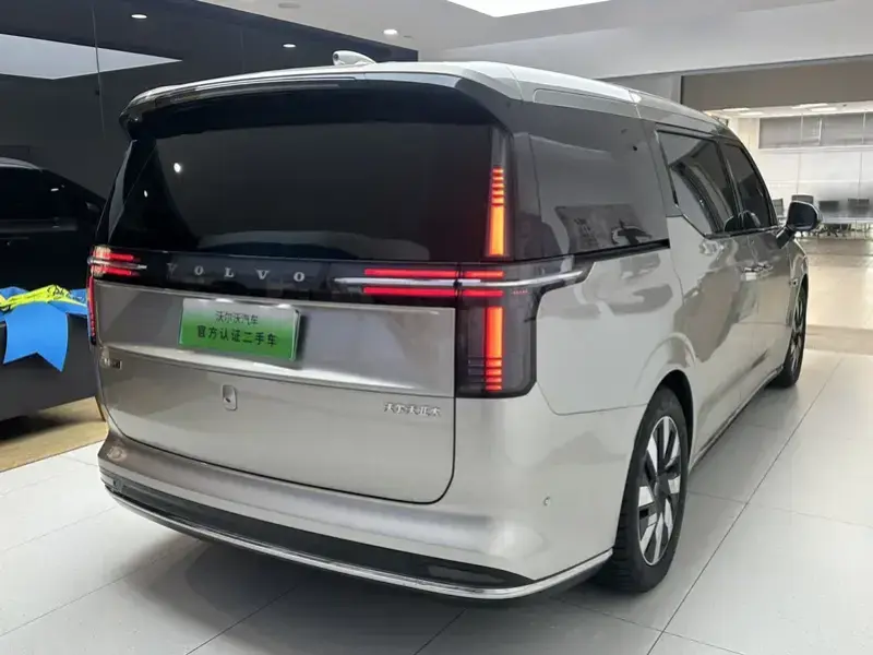 2025 Volvo EM90 с пробегом 5 000 км