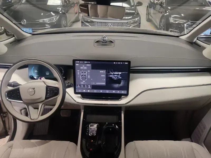 2025 Volvo EM90 с пробегом 23 000 км