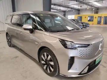 2025 Volvo EM90 с пробегом 15 600 км