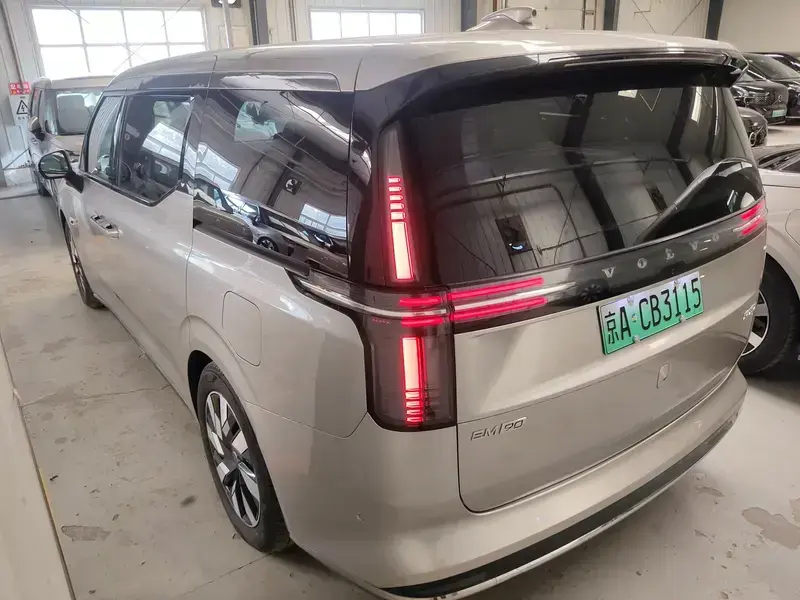2025 Volvo EM90 с пробегом 15 600 км