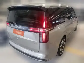 2025 Volvo EM90 с пробегом 15 600 км