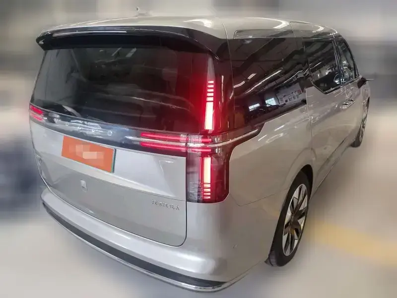 2025 Volvo EM90 с пробегом 15 600 км