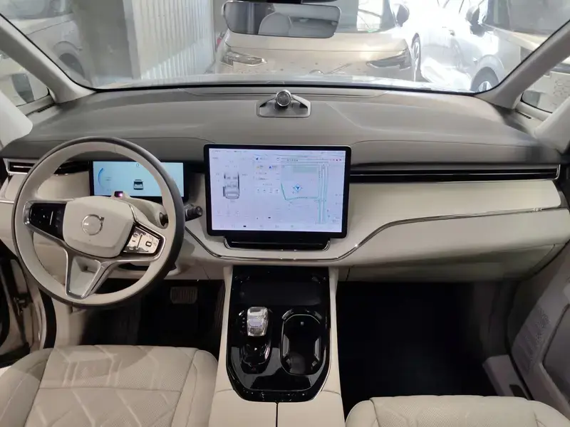 2025 Volvo EM90 с пробегом 15 600 км