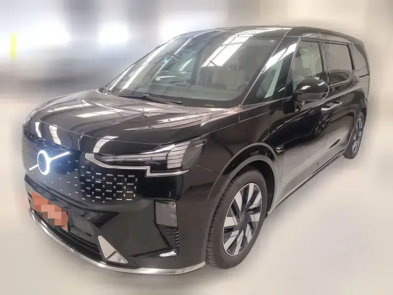 2025 Volvo EM90 с пробегом 23 000 км