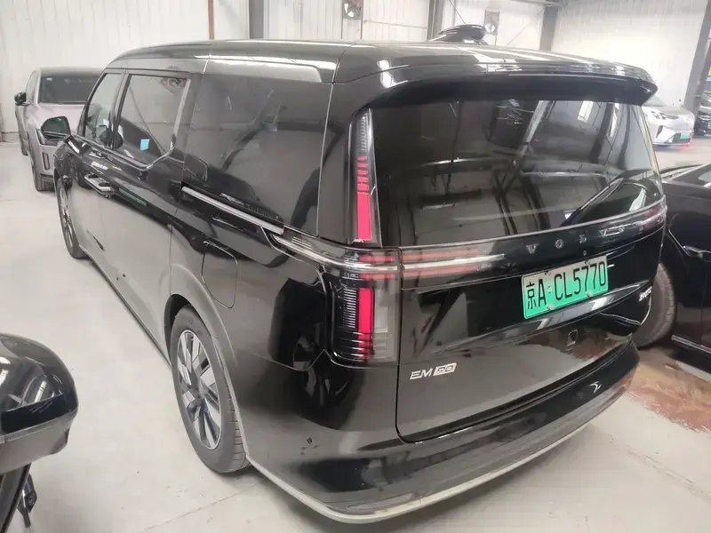 2025 Volvo EM90 с пробегом 23 000 км