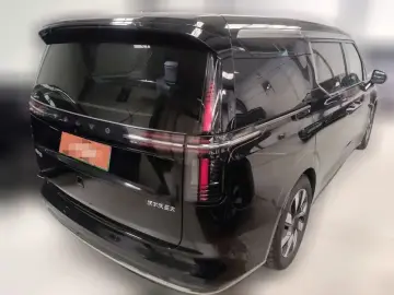 2025 Volvo EM90 с пробегом 23 000 км