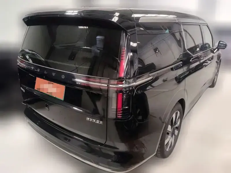 2025 Volvo EM90 с пробегом 23 000 км