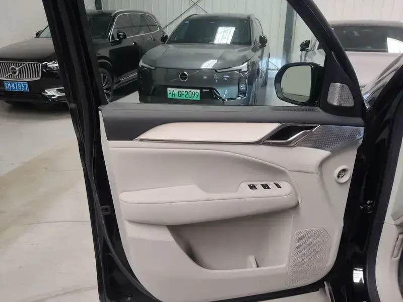 2025 Volvo EM90 с пробегом 23 000 км