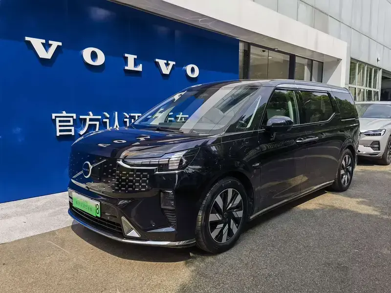 2025 Volvo EM90 с пробегом 18 000 км
