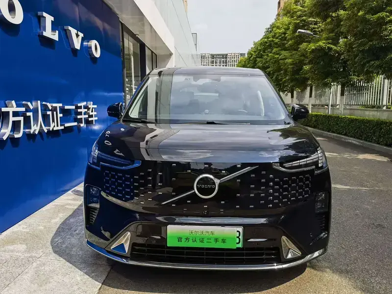 2025 Volvo EM90 с пробегом 18 000 км