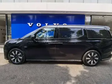 2025 Volvo EM90 с пробегом 18 000 км