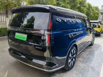 2025 Volvo EM90 с пробегом 18 000 км