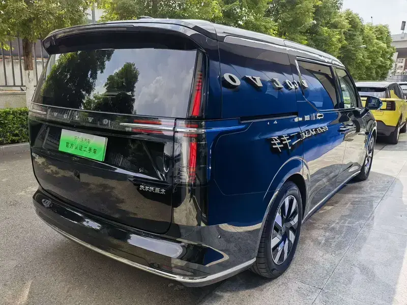 2025 Volvo EM90 с пробегом 18 000 км