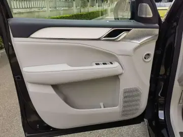 2025 Volvo EM90 с пробегом 18 000 км