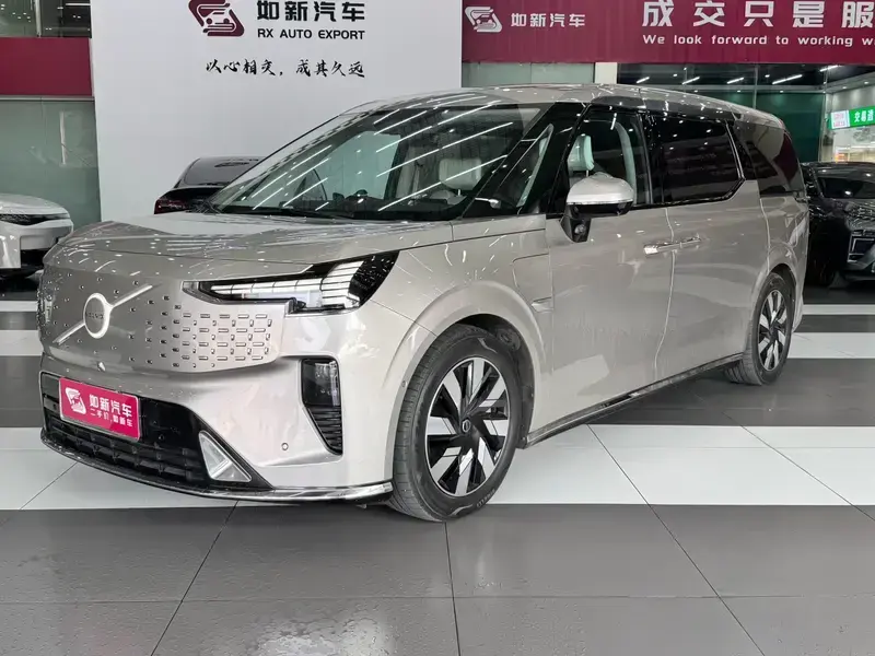 2025 Volvo EM90 с пробегом 33 000 км
