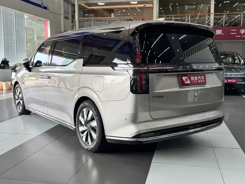 2025 Volvo EM90 с пробегом 33 000 км