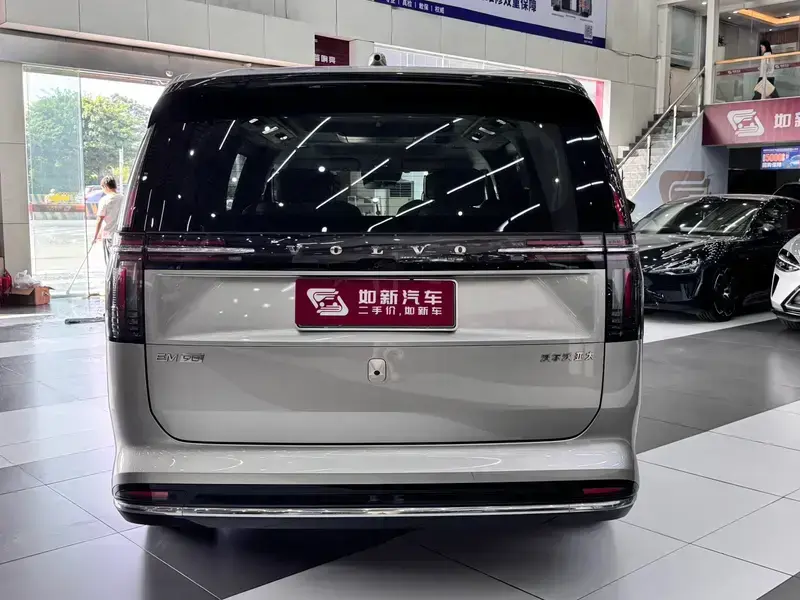 2025 Volvo EM90 с пробегом 33 000 км