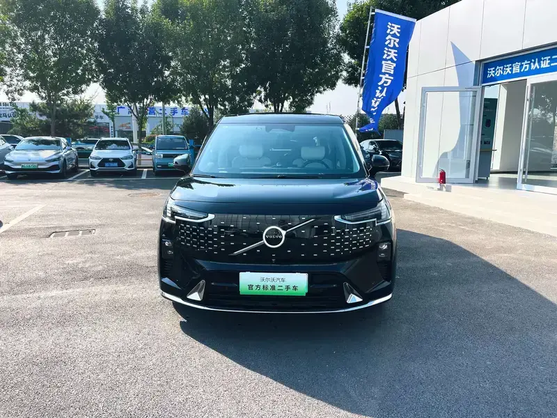 2025 Volvo EM90 с пробегом 26 000 км