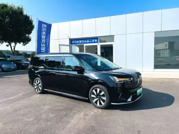2025 Volvo EM90 с пробегом 26 000 км