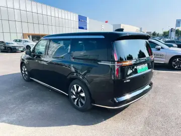 2025 Volvo EM90 с пробегом 26 000 км