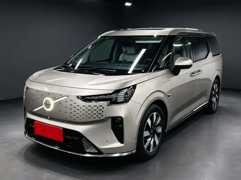 2025 Volvo EM90 с пробегом 36 000 км