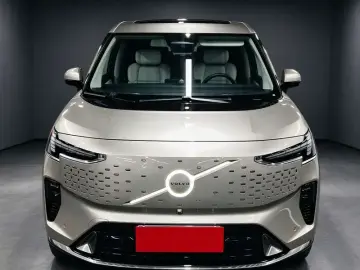 2025 Volvo EM90 с пробегом 36 000 км