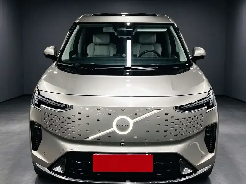 2025 Volvo EM90 с пробегом 36 000 км