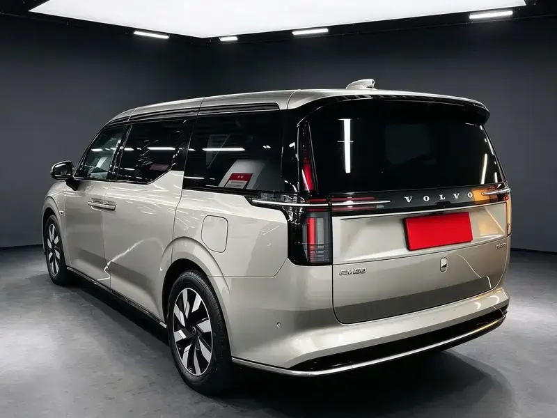 2025 Volvo EM90 с пробегом 36 000 км
