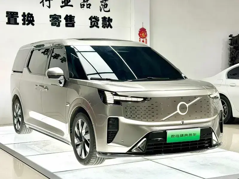 2025 Volvo EM90 с пробегом 45 000 км