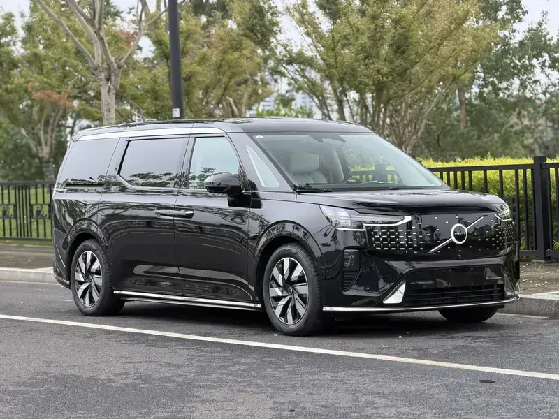 2025 Volvo EM90 с пробегом 21 400 км