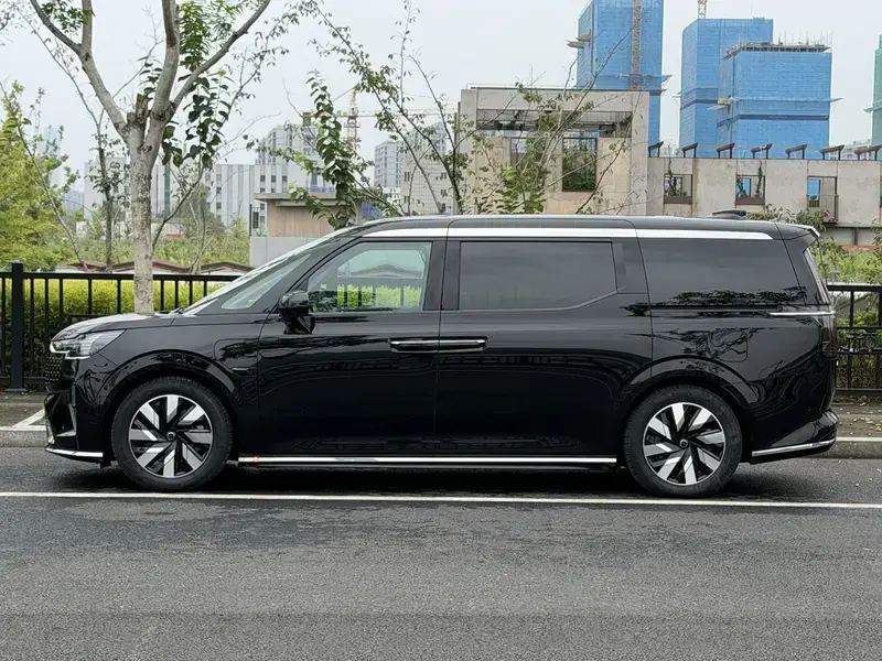 2025 Volvo EM90 с пробегом 21 400 км