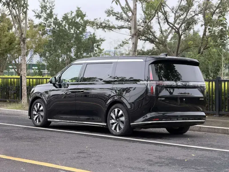 2025 Volvo EM90 с пробегом 21 400 км