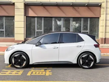 2024 Volkswagen ID.3 с пробегом 14 000 км