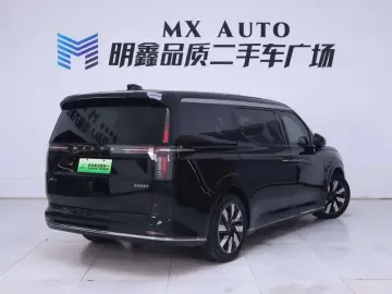 2025 Volvo EM90 с пробегом 14 800 км