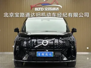 2025 Volvo EM90 с пробегом 33 000 км