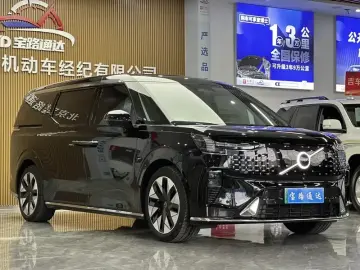 2025 Volvo EM90 с пробегом 33 000 км