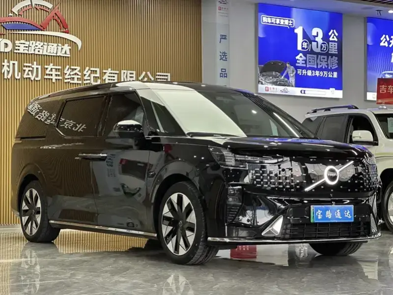 2025 Volvo EM90 с пробегом 33 000 км