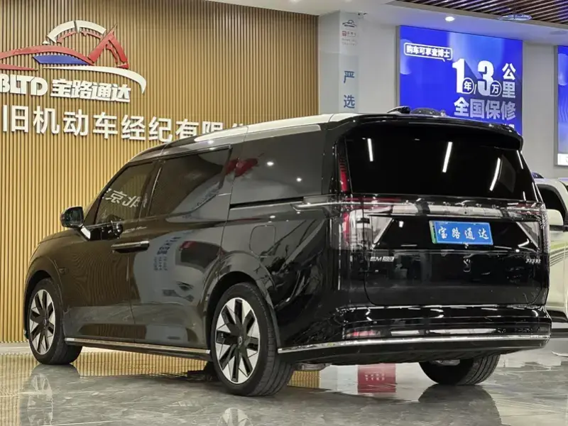 2025 Volvo EM90 с пробегом 33 000 км