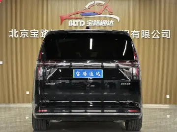 2025 Volvo EM90 с пробегом 33 000 км
