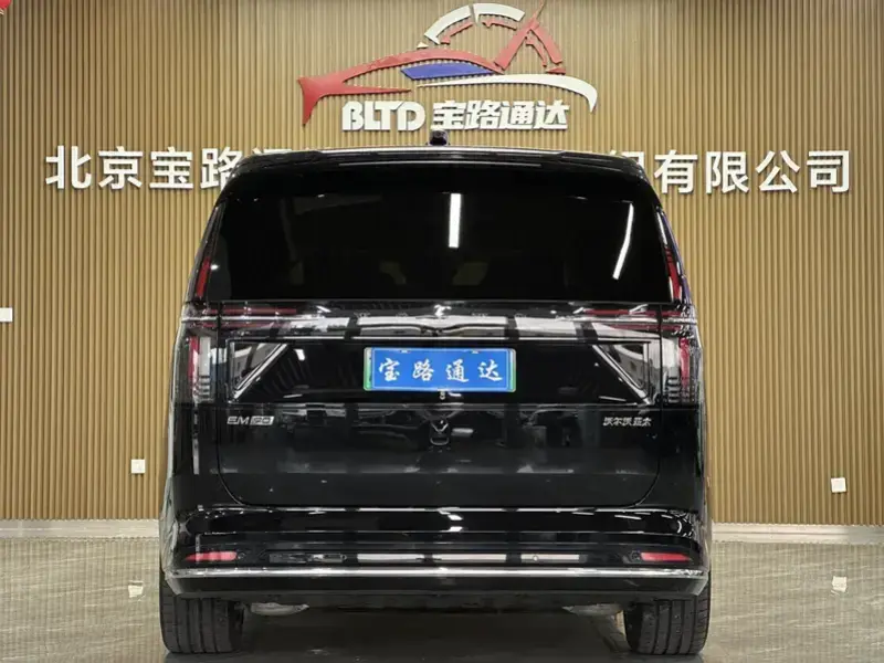 2025 Volvo EM90 с пробегом 33 000 км