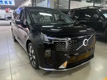 2025 Volvo EM90 с пробегом 6 700 км