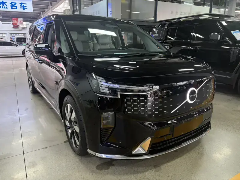 2025 Volvo EM90 с пробегом 6 700 км