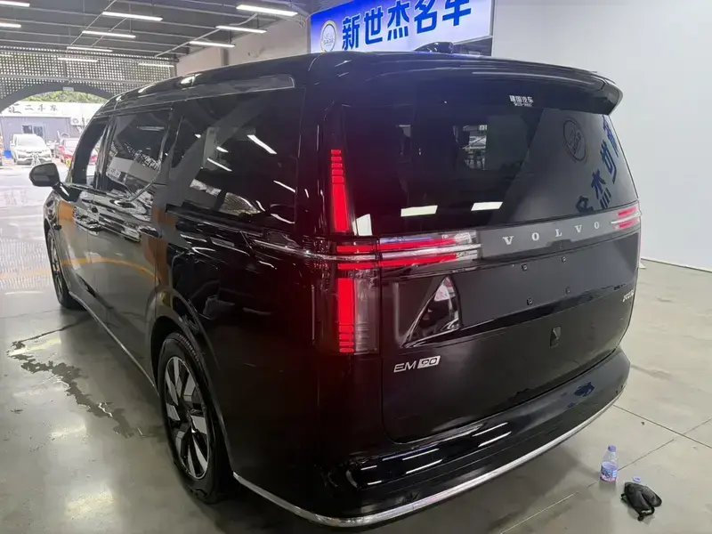 2025 Volvo EM90 с пробегом 6 700 км