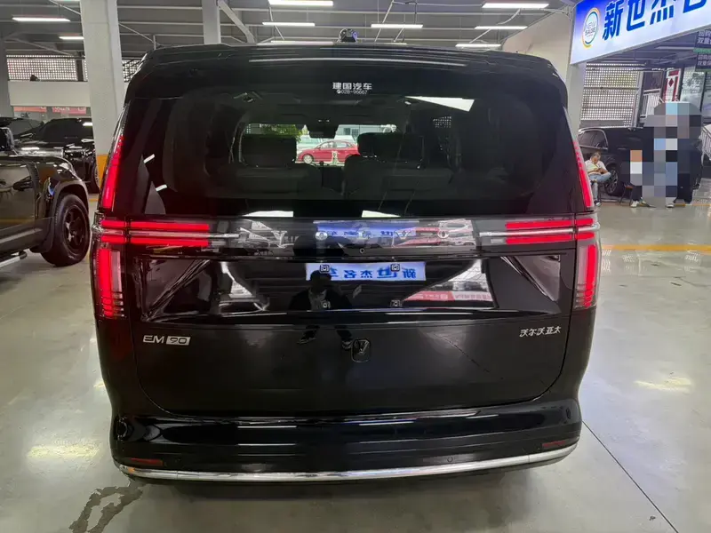 2025 Volvo EM90 с пробегом 6 700 км